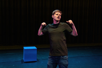 Droogkomisch cabaret met Thjum